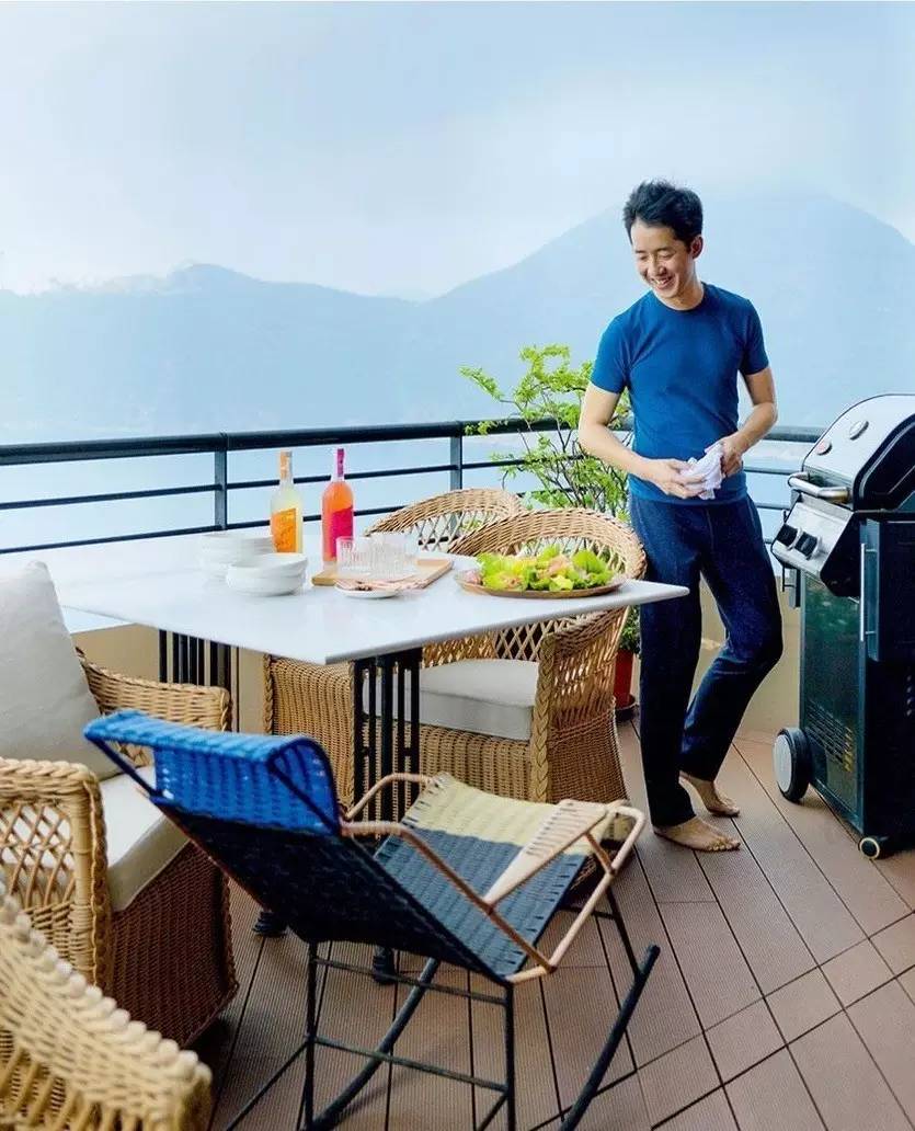 他放弃家族产业投身艺术，成为当今华人设计界的“钻石王老五”