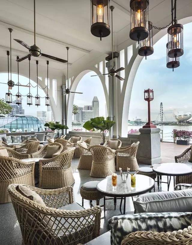 他放弃家族产业投身艺术，成为当今华人设计界的“钻石王老五”