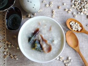 18岁女人出汗粘粘的怎么回事,18岁女孩容易出汗什么原因