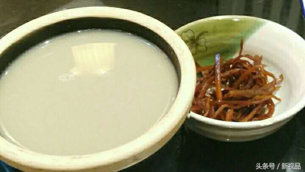 豆汁真是一般人接受不了的味道,豆汁有一股酸菜味