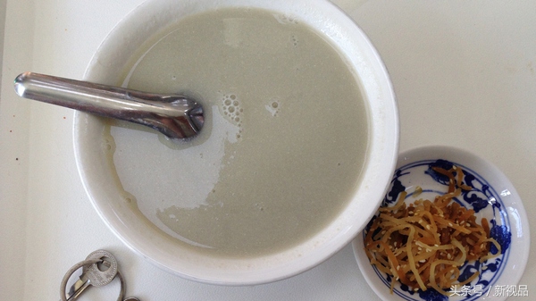 豆汁真是一般人接受不了的味道,豆汁有一股酸菜味