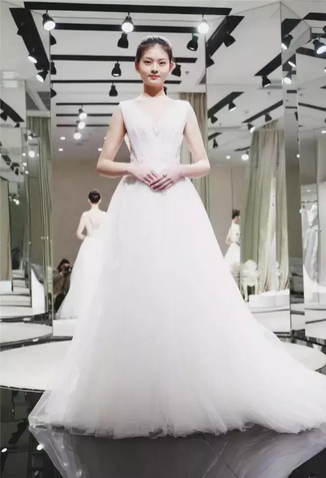 林心如的白色婚纱 (林心如婚纱衣服品牌推荐)