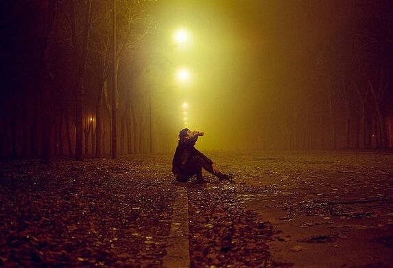 物是人非事事休欲语泪先流意思,物是人非事事休欲语泪先流韩寒