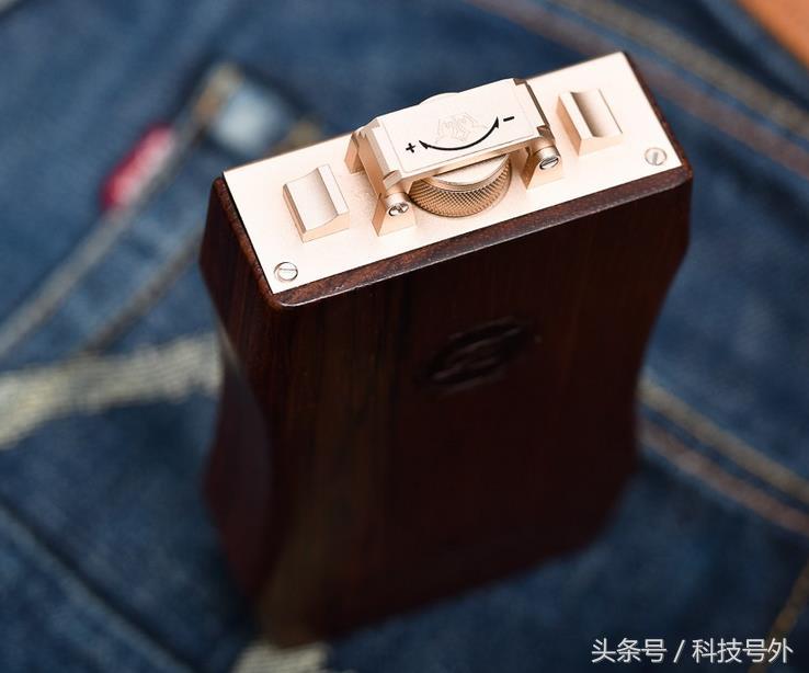 2.4寸屏+64GB+花梨木外壳,比iPhone7还逼格