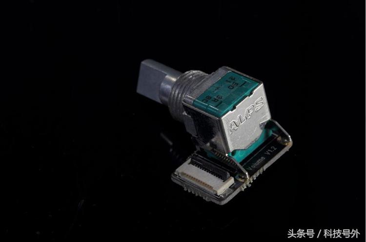 2.4寸屏+64GB+花梨木外壳,比iPhone7还逼格