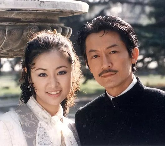 我们应该向他致敬，一个人几乎撑起了整个华语电影