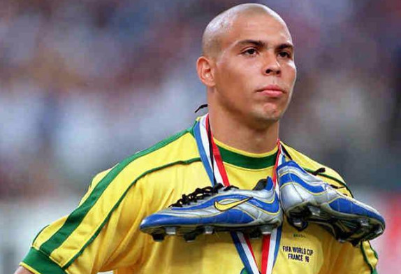 罗纳尔多过人好么,可以拉到罗纳尔多衣角的后卫