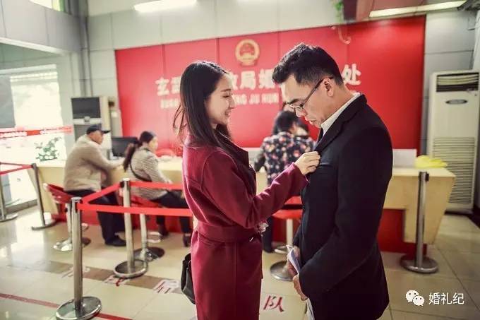 在朋友圈晒领证的那张照片，千万别学大s和奶茶妹妹！