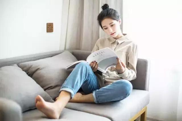 章子怡穿紫色洋装亮相秀场,章子怡巴黎时装周包包