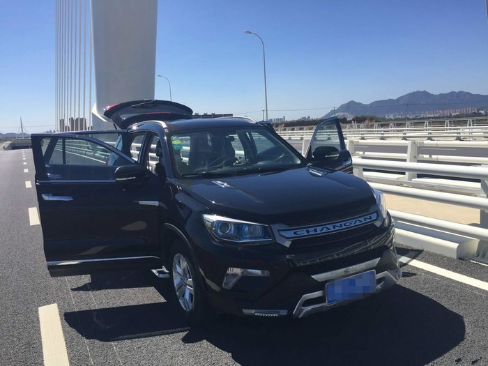 新款长安cs751.8t提车作业,长安cs751.4t豪华版用车成本参考