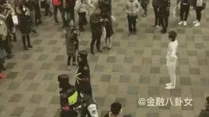 我出柜了，你愿意给我一个拥抱吗？