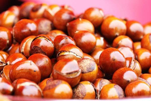 90后小伙街头卖栗子,卖板栗真实收入