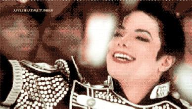 她的皮肤很白,她的皮肤白得像什么