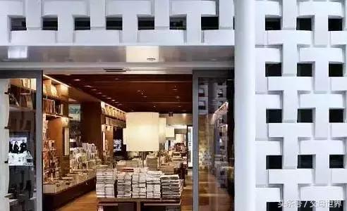 一个从来没用过童车的爸爸抱着孩子去日本水族馆吓人了！