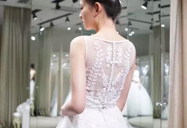 林心如的白色婚纱 (林心如婚纱衣服品牌推荐)