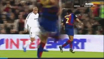 罗纳尔多过人好么,可以拉到罗纳尔多衣角的后卫