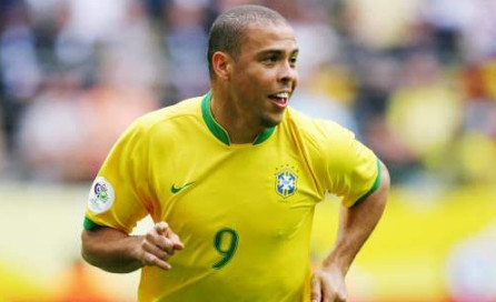 罗纳尔多过人好么,可以拉到罗纳尔多衣角的后卫