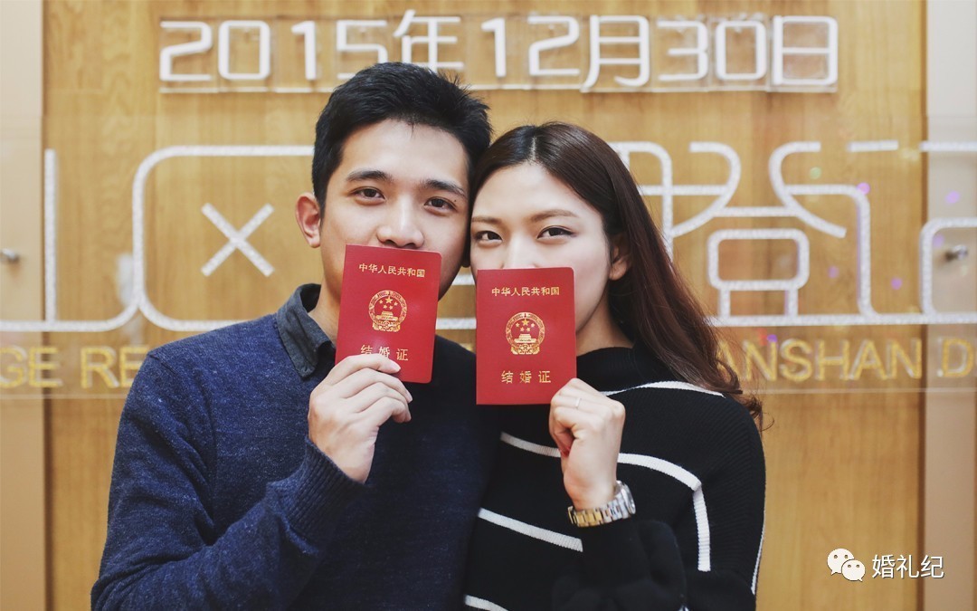 在朋友圈晒领证的那张照片，千万别学大s和奶茶妹妹！