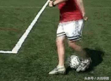 实用的转身过人足球,足球一对一简单过人技巧