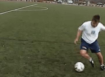 实用的转身过人足球,足球一对一简单过人技巧