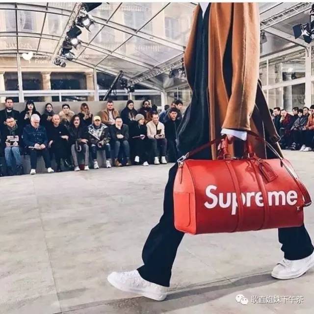 上班族福利：耿直姐妹三分钟带你逛完宇宙中心——三里屯