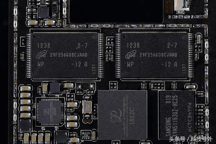 2.4寸屏+64GB+花梨木外壳,比iPhone7还逼格