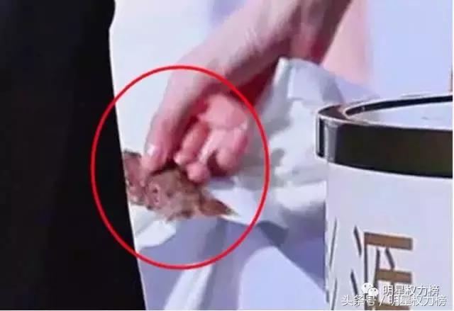 陈伟霆留牙印明显?唐嫣手里藏肉被发现?剧务组有人偷吃道具啦!