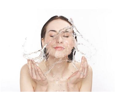 矿泉水敷脸啥作用,矿泉水敷脸有什么效果