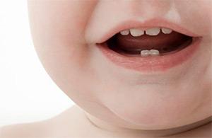 宝宝吃东西总是不吃完留一点,宝宝吃东西不嚼然后会干呕