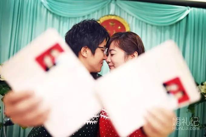 在朋友圈晒领证的那张照片，千万别学大s和奶茶妹妹！