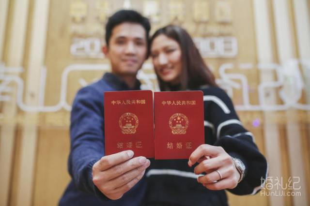 在朋友圈晒领证的那张照片，千万别学大s和奶茶妹妹！