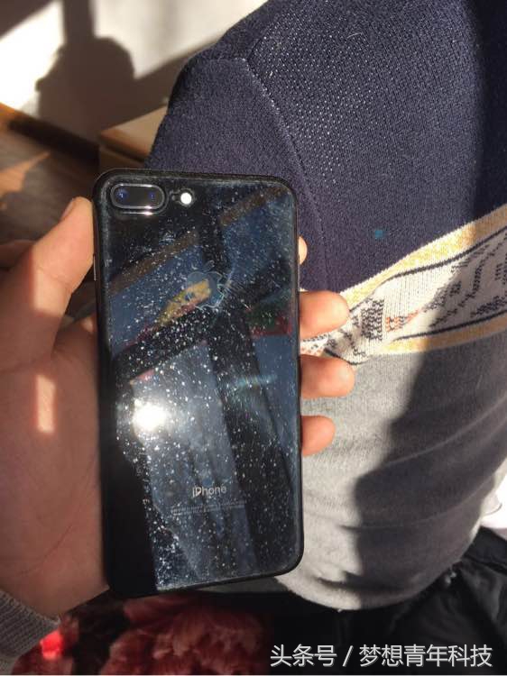 iphone7亮黑后背氧化,iphone7亮黑小斑点