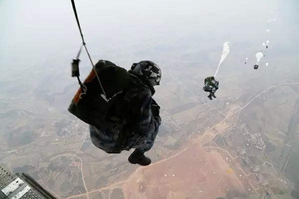 空降兵大型伞降,空降兵伞降和机降