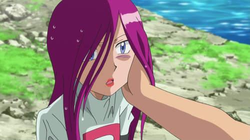 头发放下来和扎起来哪个更显年轻,头发放下来感觉帅多了