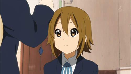 头发放下来和扎起来哪个更显年轻,头发放下来感觉帅多了