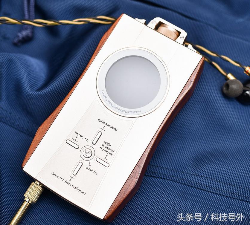 2.4寸屏+64GB+花梨木外壳,比iPhone7还逼格