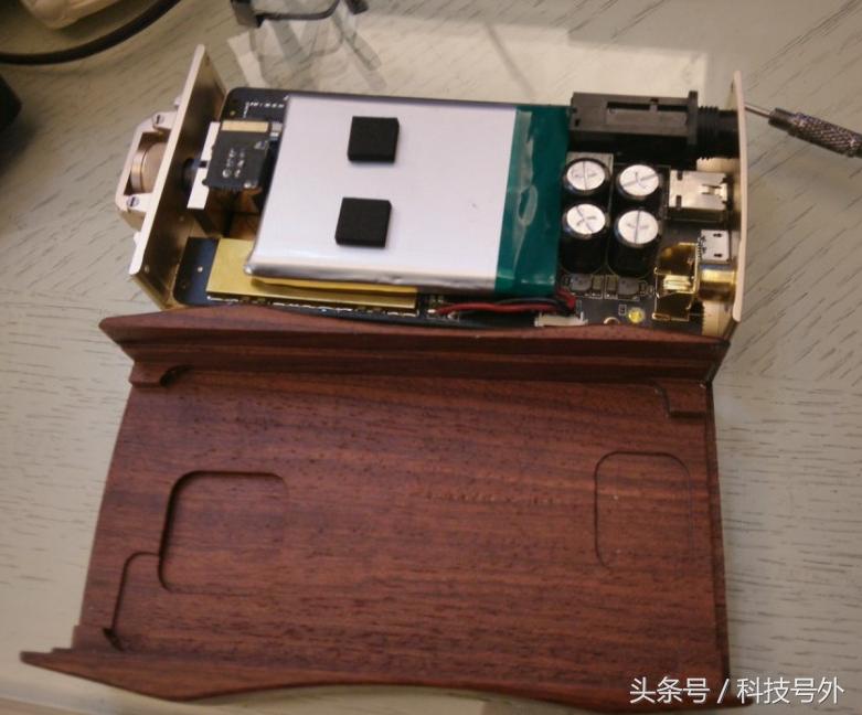 2.4寸屏+64GB+花梨木外壳,比iPhone7还逼格