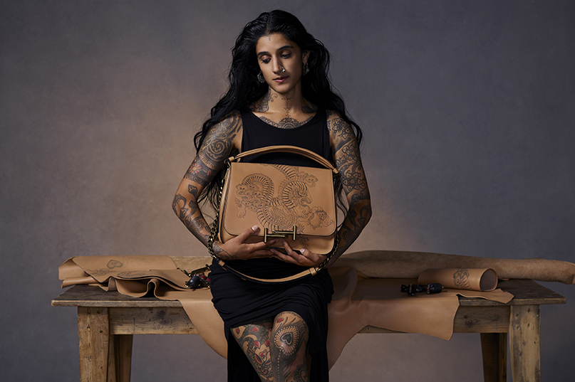 章子怡穿紫色洋装亮相秀场,章子怡巴黎时装周包包