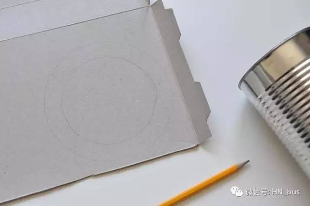 怎么雕一体的笔筒,旺仔牛奶铁罐如何做成笔筒