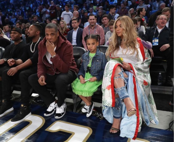 章子怡穿紫色洋装亮相秀场,章子怡巴黎时装周包包