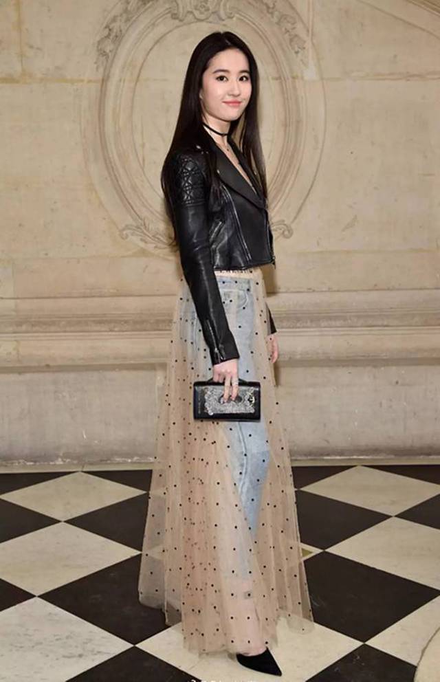 明星时装周观秀状态,巴黎时装周明星看秀的意义