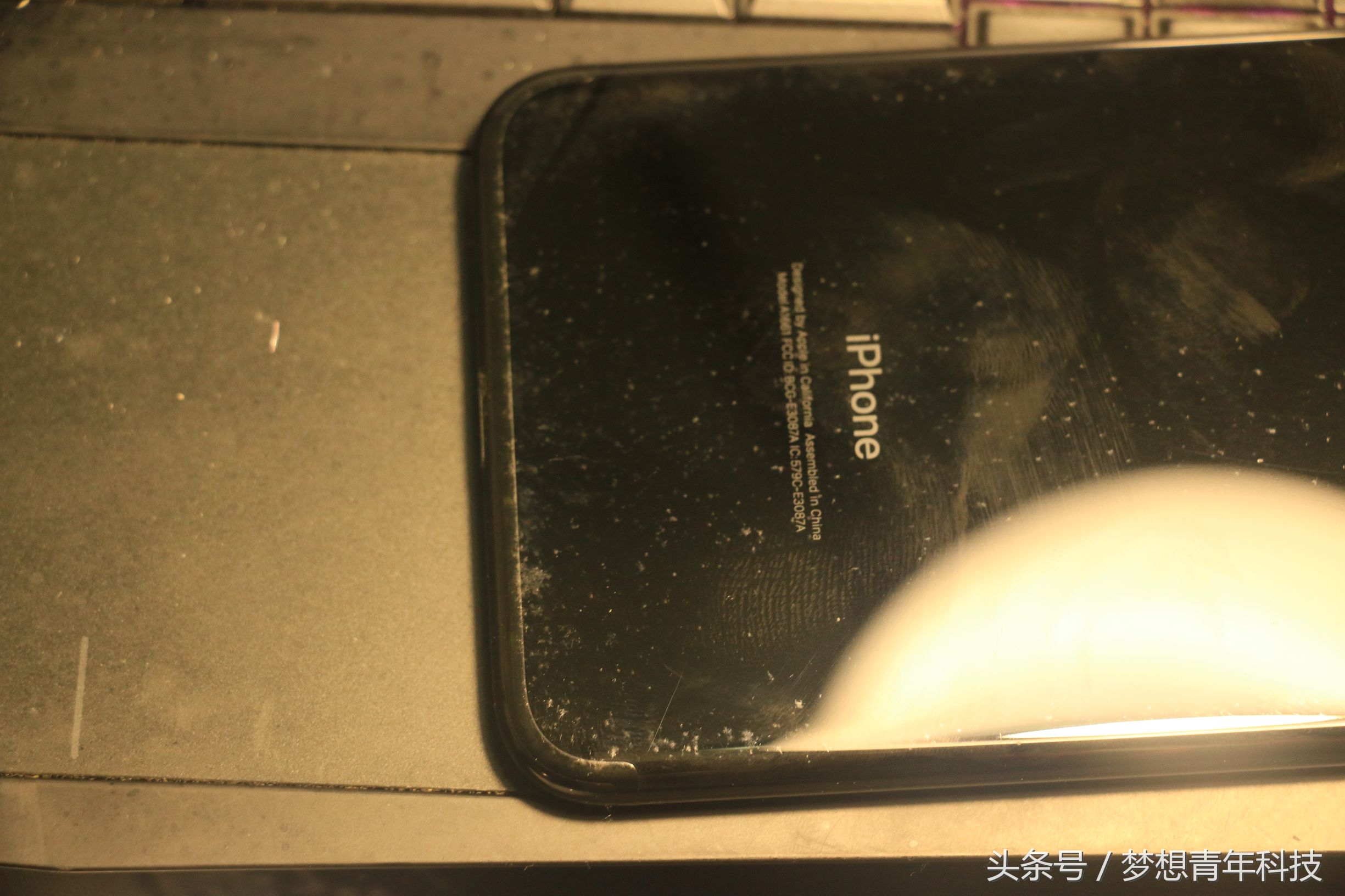 iphone7亮黑后背氧化,iphone7亮黑小斑点