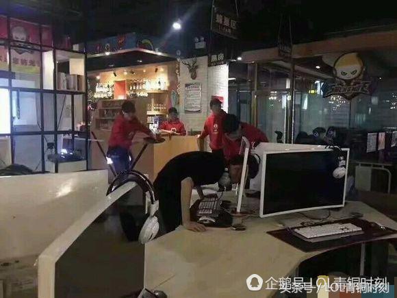 在网吧把显示屏砸了咋办,网吧一小伙头撞显示器