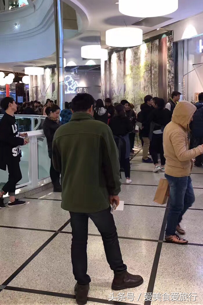 喜茶倒垃圾,花两个小时排队买喜茶