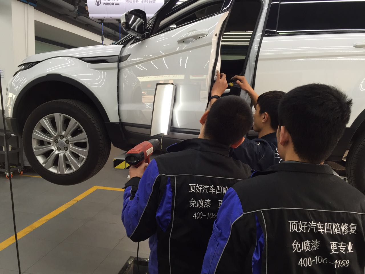 路虎极光修凹陷掉漆,新款路虎极光车门凹陷修复