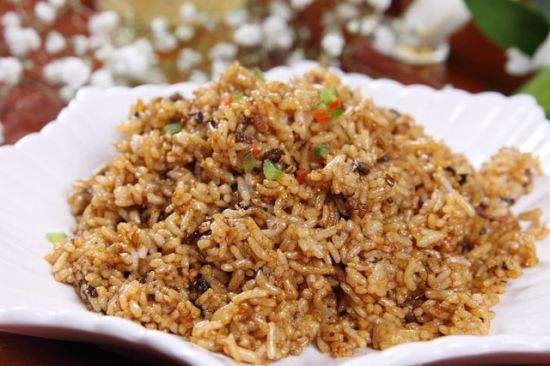 大学生摆摊买卖小吃最赚钱,大学生摆摊卖炒饭攻略