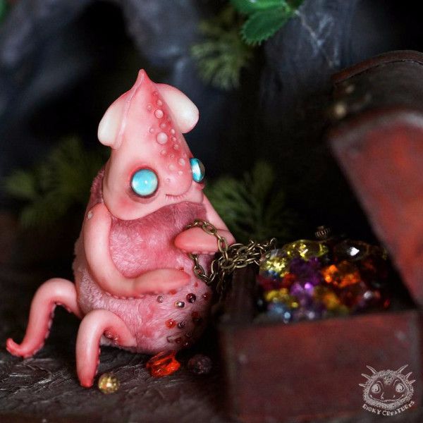 她做的娃娃表情都好奇怪啊！