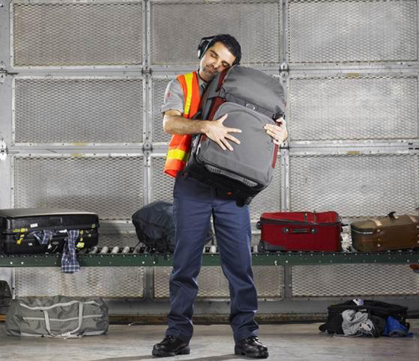 真实的搬运工骗局,机场搬运工上班真实感受