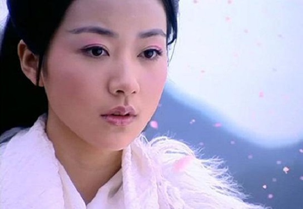 背景神秘的她出道从不拍吻戏，私底下十分富有，座驾却无比低调