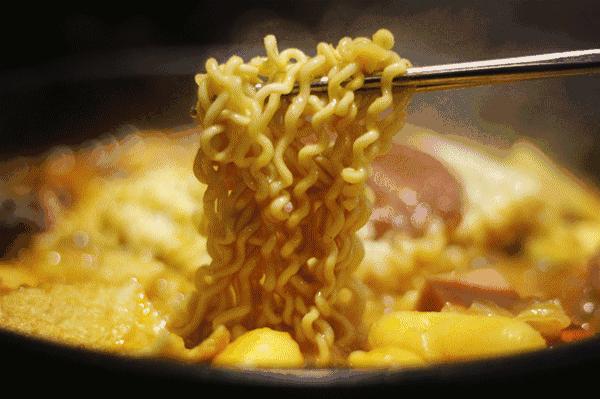 超好吃的泡面怎么吃,这样泡的泡面比平时好吃十倍